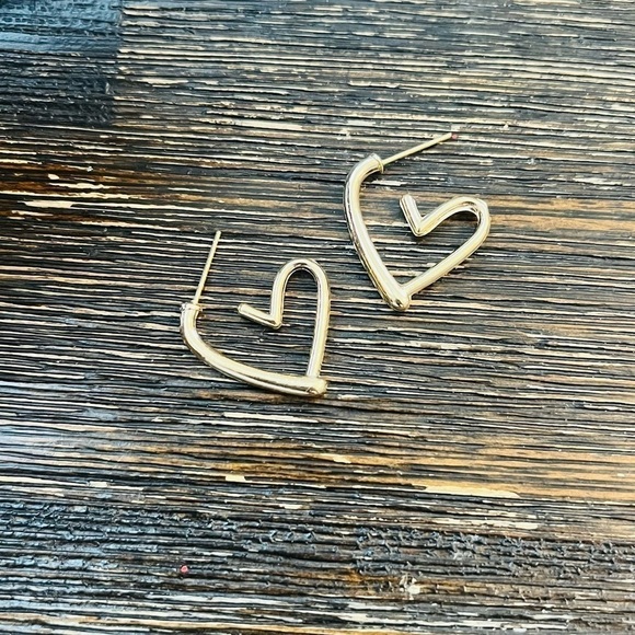 Heart gold hoop earrings - Picture 3 of 8